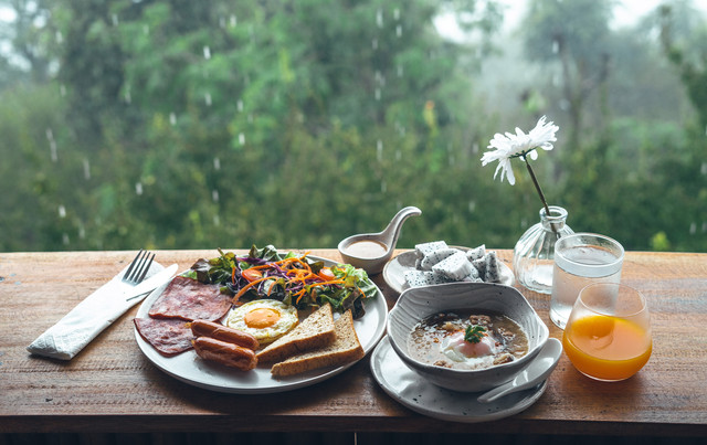 Ilustrasi makanan dan minuman yang cocok untuk musim hujan. Foto: RachenArt/Shutterstock