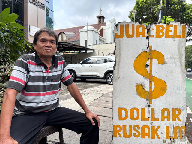 Para pedagang valuta asing (valas) di Jalan Kwitang Raya, Jakarta Pusat pada Senin (26/1). Foto: Argya D. Maheswara/kumparan 