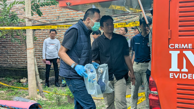 Polisi saat olah TKP seorang perempuan bernama Nur Aini (55 tahun) ditemukan tewas bersimbah darah di rumahnya di Desa Golan, Kecamatan Sukorejo, Kabupaten Ponorogo, Senin (26/1/2026). Foto: Dok. Istimewa