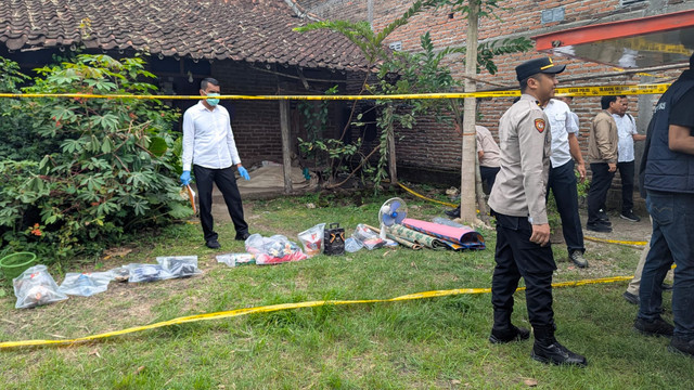 Polisi saat olah TKP seorang perempuan bernama Nur Aini (55 tahun) ditemukan tewas bersimbah darah di rumahnya di Desa Golan, Kecamatan Sukorejo, Kabupaten Ponorogo, Senin (26/1/2026). Foto: Dok. Istimewa