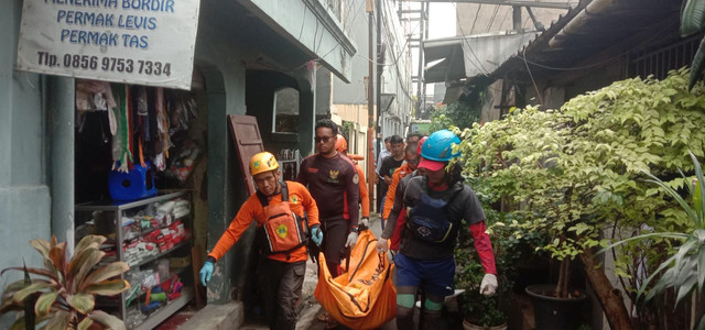 Tim SAR mengevakuasi jasad yang ditemukan di kali kawasan Kalijodo, Jakarta Utara, Senin (26/1). Foto: Dok. Istimewa
