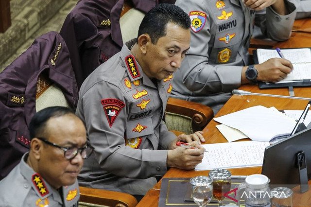 Kapolri Jenderal Pol. Listyo Sigit Prabowo (kanan) mengikuti rapat kerja dengan Komisi III DPR di Kompleks Parlemen, Senayan, Jakarta, Senin (26/1/2026). Foto: ANTARA FOTO/Asprilla Dwi Adha