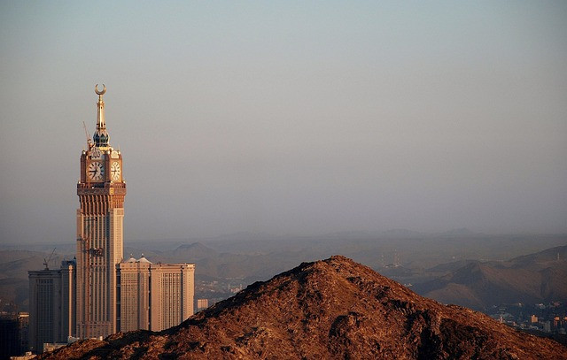 Potret menara di Makkah di antara bukit-bukit foto by Pixabay