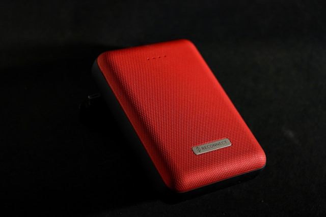 Ilustrasi powerbank untuk laptop terbaik 2026. Foto: Sai Balaji Varma Gadhiraju/unsplash