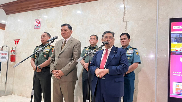 Menteri Pertahanan Sjafrie Sjamsoeddin, Panglima TNI Jenderal Agus Subiyanto, dan Ketua Komisi I DPR Utut Adianto di Kompleks Parlemen Senayan, Jakarta, Senin (26/1). Foto: Nasywa Athifah/kumparan