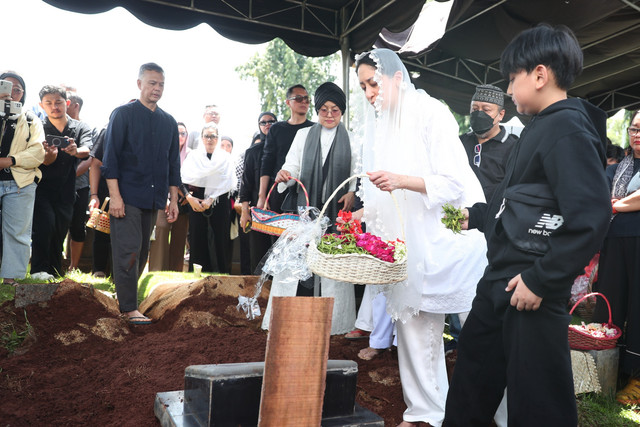 Keluarga dan kerabat menghadiri pemakaman jenazah vocalis Element, Lucky Wijatmoka di TPU Jeruk Purut, Jakarta, Senin, (26/1/2026). Foto: Agus Apriyanto