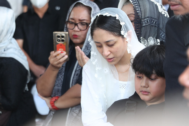Keluarga dan kerabat menghadiri pemakaman jenazah vocalis Element, Lucky Wijatmoka di TPU Jeruk Purut, Jakarta, Senin, (26/1/2026). Foto: Agus Apriyanto