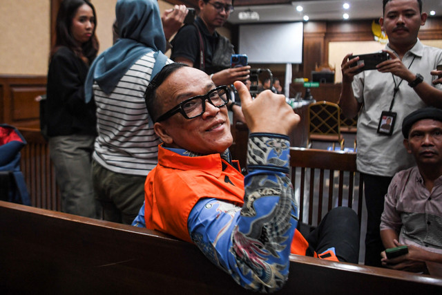 Terdakwa kasus dugaan pemerasan dalam pengurusan sertifikat K3 di Kementerian Ketenagakerjaan Immanuel Ebenezer menyapa wartawan saat menunggu sidang lanjutan di Pengadilan Tipikor, Jakarta, Senin (26/1/2026). Foto: Muhammad Adimaja/ANTARA FOTO