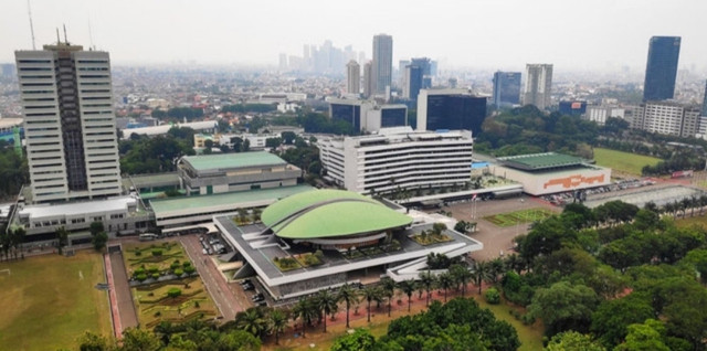 Gedung DPR/MPR Senayan. (Foto: Dino Januarsa, under the Unsplash license).