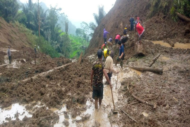Pencarian dua korban longsor di perkebunan Desa Bingas, Kecamatan Watukumpul, Kabupaten Pemalang, Minggu (25/1/2026). Foto: ANTARA/HO-Humas Polres Pemalang