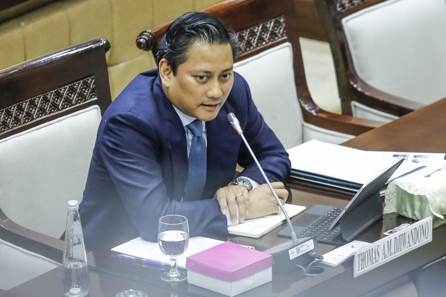 Calon Deputi Gubernur BI Thomas Djiwandono menyampaikan paparan saat mengikuti uji kelayakan dan kepatutan calon Deputi Gubernur BI di ruang Komisi XI DPR, Kompleks Parlemen, Jakarta (26/1/2026). Foto: Asprilla Dwi Adha/ANTARA FOTO