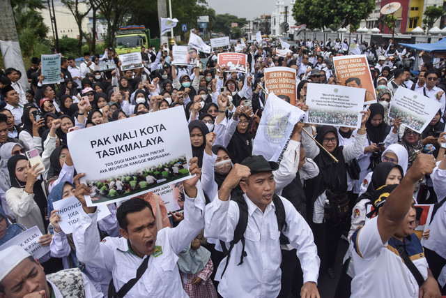 Suasana aksi Apel Akbar Guru Honorer Perkumpulan Guru Madrasah (PGM) Indonesia menggelar unjuk rasa di Kota Tasikmalaya, Jawa Barat, Senin (26/1/2026). Foto: ANTARA FOTO/Adeng Bustomi/foc