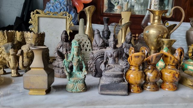 Kios penjual barang antik di Jalan Padmosusastro, Surabaya, Senin (26/1/2026). Foto: Farusma Okta Verdian/kumparan