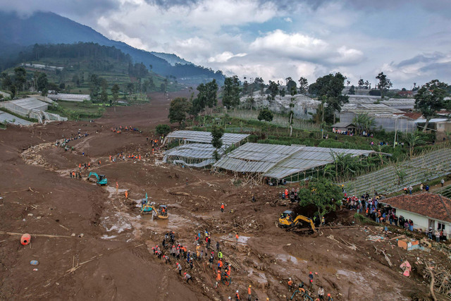 Foto udara tim SAR gabungan melakukan pencarian korban bencana tanah longsor di Desa Pasirlangu, Cisarua, Kabupaten Bandung Barat, Jawa Barat, Senin (26/1/2026). Foto: Abdan Syakura/ANTARA FOTO