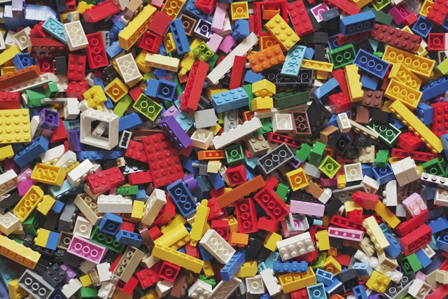 ilustrasi lego crocs. Unsplash/xavi_cabrera