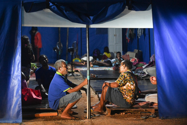 Warga penyintas bencana banjir bandang dan tanah longsor bercengkrama di dalam tenda pengungsian di Kelurahan Hutanabolon, Kecamatan Tukka, Tapanuli Tengah, Sumatera Utara, Senin (26/1/2026). Foto: ANTARA FOTO/Indrianto Eko Suwarso