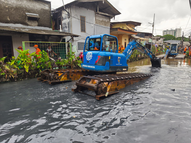 Proses pengerukan Kali Cakung Lama Rawa Indah, Jl. Lestari VII, Cilincing, Jakarta Utara, Selasa (27/1/2026). Foto: Jeni Ritanti/kumparan