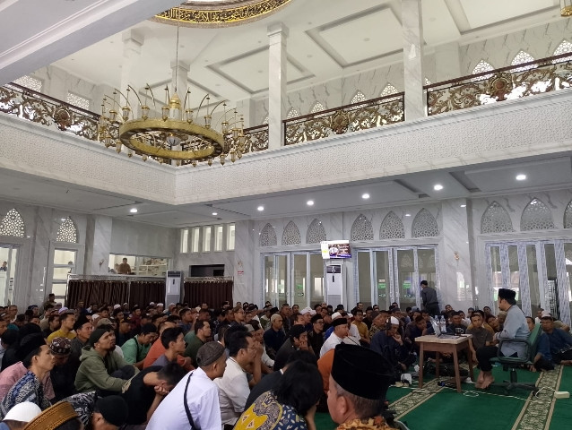 fotodok pribadi. pencerahan sedang memberikan tausiyah yang dihadiri ratusan jemaah