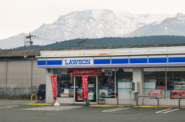 Ilustrasi Lawson x Jujutsu Kaisen, Foto:Unsplash/INHYEOK PARK
