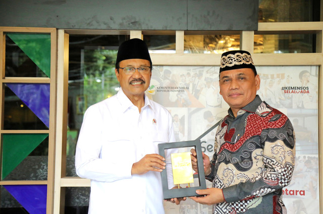 Mensos, Saifullah Yusuf (Gus Ipul), saat audiensi dengan Wali Kota Metro, Bambang Iman Santoso, membahas rencana pembangunan Sekolah Rakyat di Kantor Kemensos, Jakarta, Senin (26/1/2026). Foto: Dok. Kemensos