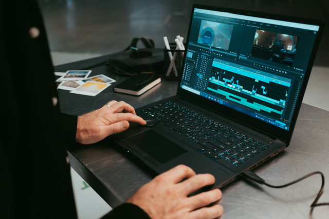 Ilustrasi laptop editing video terbaik 2026. Foto: Unsplash