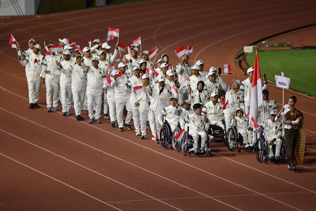 Atlet dan ofisial kontingen Indonesia mengikuti defile saat upacara penutupan ASEAN Para Games 2025 Thailand di 80th Birthday Stadium, Nakhon Ratchasima, Thailand, Senin (26/1/2026). Foto: Rivan Awal Lingga/ANTARA FOTO