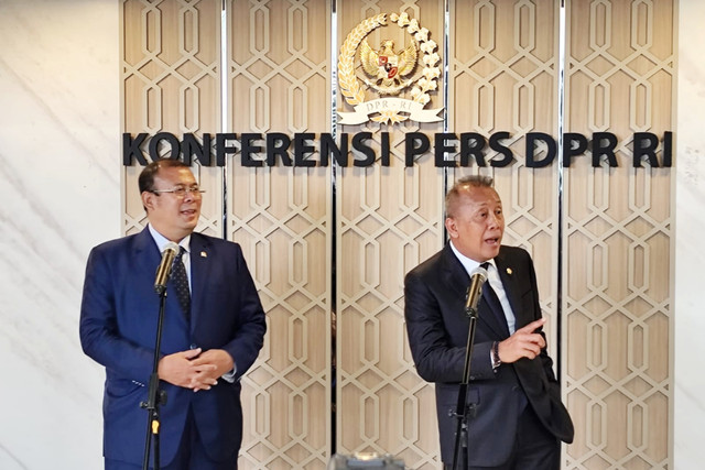 Wakil Ketua DPR, Cucun Syamsurizal (kiri) dan Saan Mustopa (kanan) usai rapat paripurna di Kompleks Parlemen Senayan, Jakarta, Selasa (27/1/2026). Foto: Luthfi Humam/kumparan
