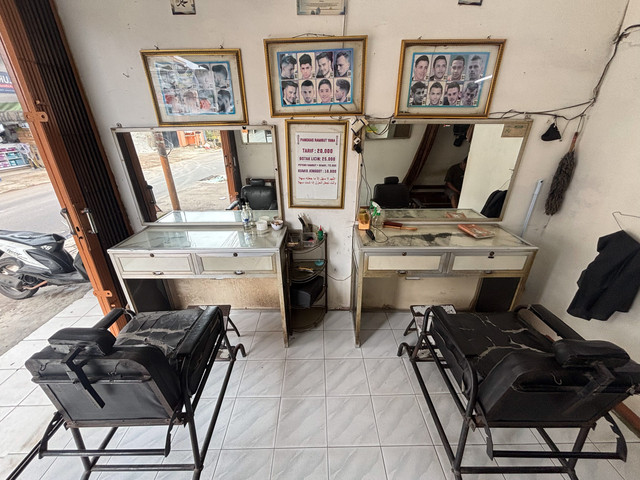 Suasana di Pangkas Rambut Asli Garut milik Andri di Batu Ampar, Kramat Jati, Jakarta Timur pada Selasa (27/01/2016). Foto: Argya D. Maheswara/kumparan 