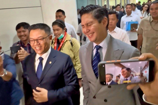 Menteri Luar Negeri (Menlu), Sugiono sampai di DPR RI untuk rapat kerja dengan Komisi I, didampingi Wakil Ketua Komisi I, Budisatrio Djiwandono pada Selasa (27/1/2026). Foto: Abid Raihan/kumparan