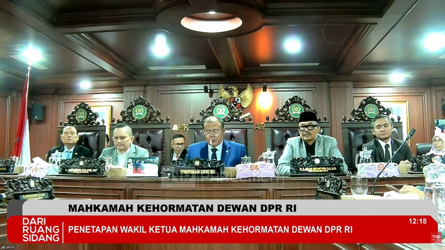 Wakil Ketua DPR Cucun Ahmad Syamsurijal tetapkan I Wayan Sudarta sebagai Wakil Ketua Mahkamah Kehormatan Dewan menggantikan TB Hasanuddin, di Jakarta, Selasa (27/1). Foto: YouTube/ TVR Parlemen