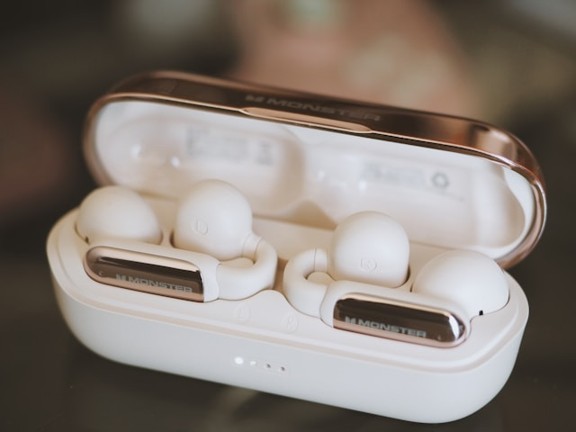 Ilustrasi TWS earclip terbaik 2026. Foto: Archer Allstars/Unsplash