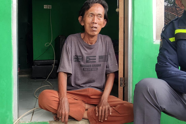 Suderajat, tukang es gabus, di gang di Kecamatan Bojonggede, Kabupaten Bogor. Foto: Dok. kumparan