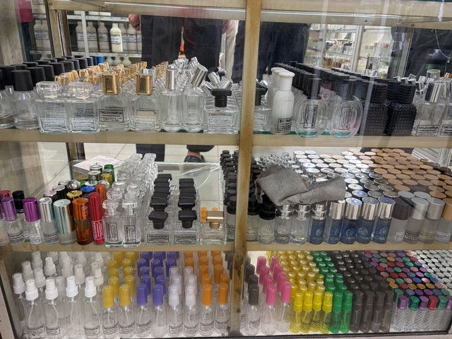 Evi Parfum, salah satu gerai usaha refill parfum di Condet, Jakarta Timur. Foto: Najma Ramadhanya/kumparan