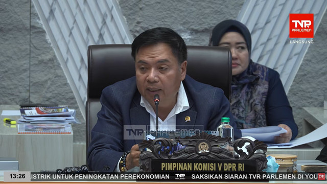 Pimpinan Komisi V DPR RI, Lasarus saat rapat kerja dengan semua mitra kerja di Gedung Parlemen, Jakarta, Selasa (27/1/2026). Foto: YouTube/ TVR Parlemen