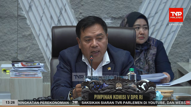 Pimpinan Komisi V DPR RI, Lasarus saat rapat kerja dengan semua mitra kerja di Gedung Parlemen, Jakarta, Selasa (27/1/2026). Foto: YouTube/ TVR Parlemen