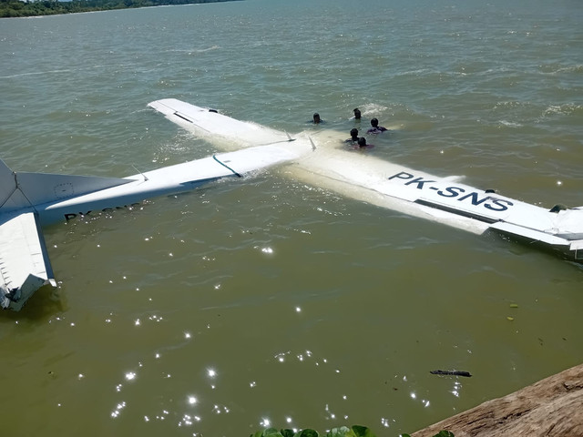 Pesawat Smart Air di Pantai Nabire. Dok: Istimewa