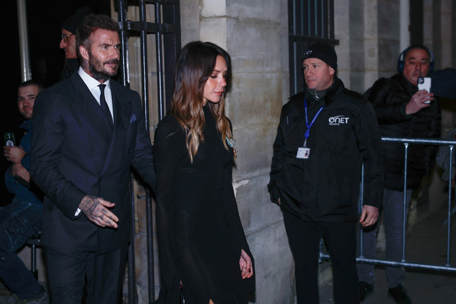 Perancang busana Inggris Victoria Beckham pergi bersama suaminya David Beckham setelah menerima gelar Ksatria Ordo Seni dan Sastra dalam sebuah upacara di Kementerian Kebudayaan di Paris, Senin (26/1/2026). Foto: SEBASTIEN DUPUY/AFP