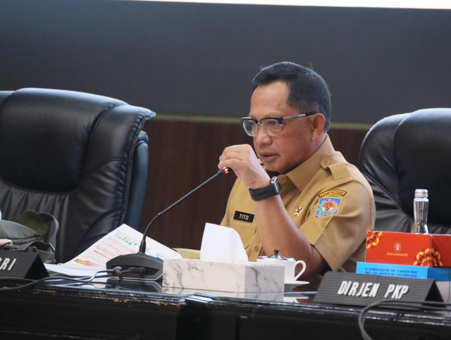 Mendagri Tito Karnavian memimpin Rapat Koordinasi Pengendalian Inflasi yang dirangkaikan dengan Evaluasi Dukungan Pemerintah Daerah dalam Program 3 Juta Rumah di Gedung Sasana Bhakti Praja, Kantor Pusat Kemendagri, Jakarta, Selasa (27/1/2026). Foto: Kemendagri RI
