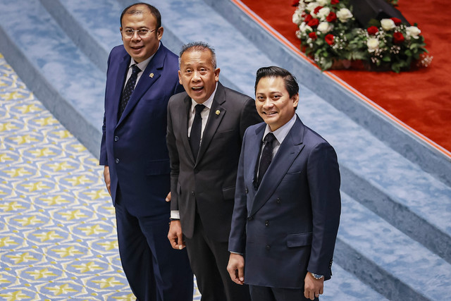 Wakil Ketua DPR Saan Mustopa dan Cucun Ahmad Syamsurijal berfoto bersama Deputi Gubernur BI terpilih Thomas Djiwandono pada Rapat Paripurna DPR ke-12 Masa Persidangan III Tahun 2025-2026 di Kompleks Parlemen, Senayan, Jakarta, Selasa (27/1/2026. Foto: Dhemas Reviyanto/ANTARA FOTO