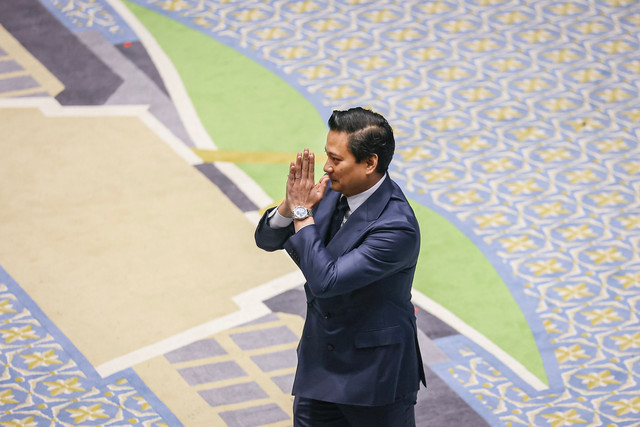 Deputi Gubernur Bank Indonesia terpilih Thomas Djiwandono memberi salam saat mengikuti Rapat Paripurna DPR ke-12 Masa Persidangan III Tahun Sidang 2025-2026 di Kompleks Parlemen, Senayan, Jakarta, Selasa (27/1/2026). Foto: Dhemas Reviyanto/ANTARA FOTO