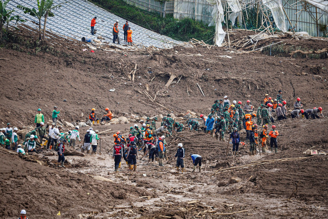 Pencarian korban longsor di desa Pasir Langu, Kabupaten Bandung Barat, 27 Januari 2026. Foto: REUTERS/Ajeng Dinar Ulfiana