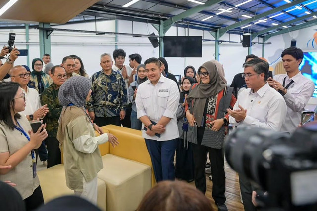 Seskab Teddy Indra Wijaya mengecek salah satu pelaksanaan program Magang Nasional di perusahaan swasta kosmetik terbesar di Indonesia, Paragon di Jakarta, Selasa (27/1/2026). Foto: Instagram/ @sekretariat.kabinet