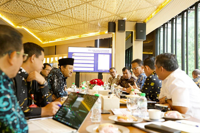 Mensos, Saifullah Yusuf (Gus Ipul) (keempat kiri) menerima audiensi bersama Bupati Ciamis, Herdiat Sunarya, dan Bupati Aceh Barat, Tarmizi, di Kantor Kemensos, Jakarta Pusat, Selasa (27/1/2026). Foto: Dok. Kemensos