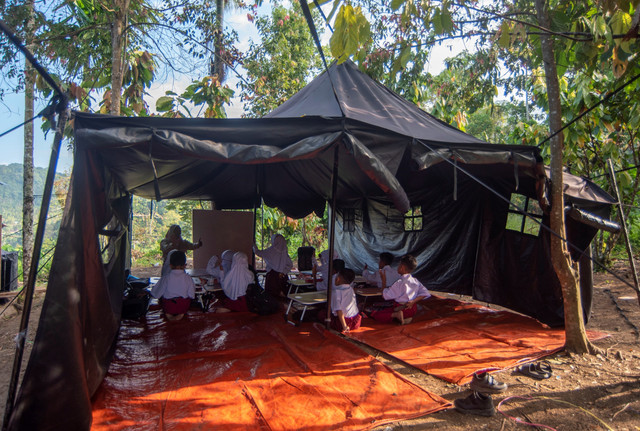 Sejumlah siswa mengikuti kegiatan belajar di bawah tenda, di SDN 14 Labuah, Nagari Sungai Batang, Tanjung Raya, Agam, Sumatera Barat, Selasa (27/1/2026). Foto: Iggoy el Fitra/ANTARA FOTO