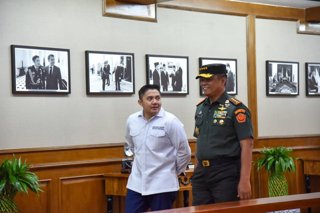 Seskab Teddy Indra Wijaya menerima kunjungan Wakil Panglima TNI Jenderal TNI Tandyo Budi Revita, di Kantor Sekretariat Kabinet, Jakarta, Selasa (27/1/2026). Foto: Instagram/@sekretariat.kabinet