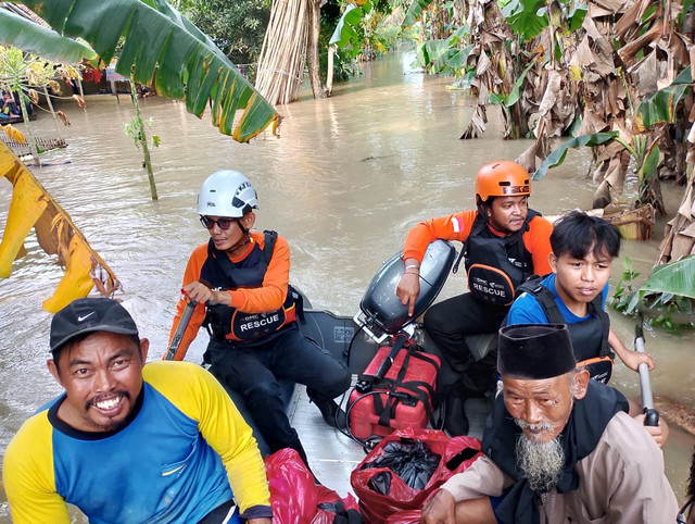 Potret Tim DMC Dompet Dhuafa Yang Sedang Menyisir Banjir dengan Penyintas