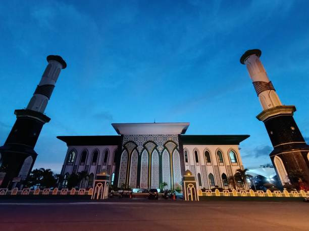 Masjid besar dengan dua menara foto by Pixabay