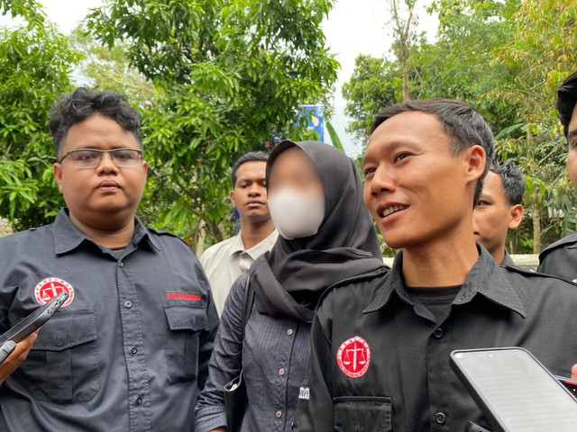 Terduga korban penganiayaan, GH (23), didampingi kuasa hukumnya di 