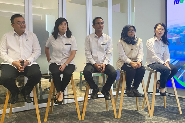 Direktur Konstruksi MRT Jakarta Weni Maulina (kedua kanan) di kantor pusat MRT Jakarta, Sudirman, Selasa (27/1/2026). Foto: Muhammad Fhandra/kumparan