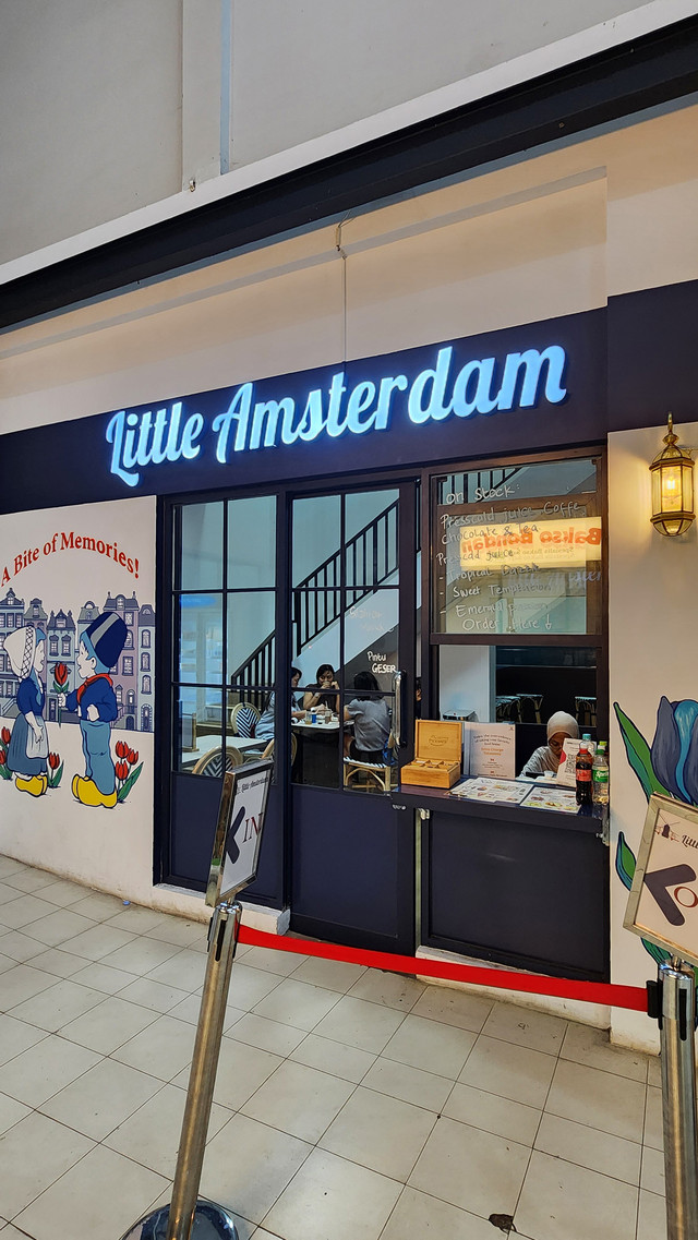 Kafe Little Amsterdam yang menjual camilan khas Belanda di Freshmart Emerald Bintaro. Foto: Azalia Amadea/Kumparan